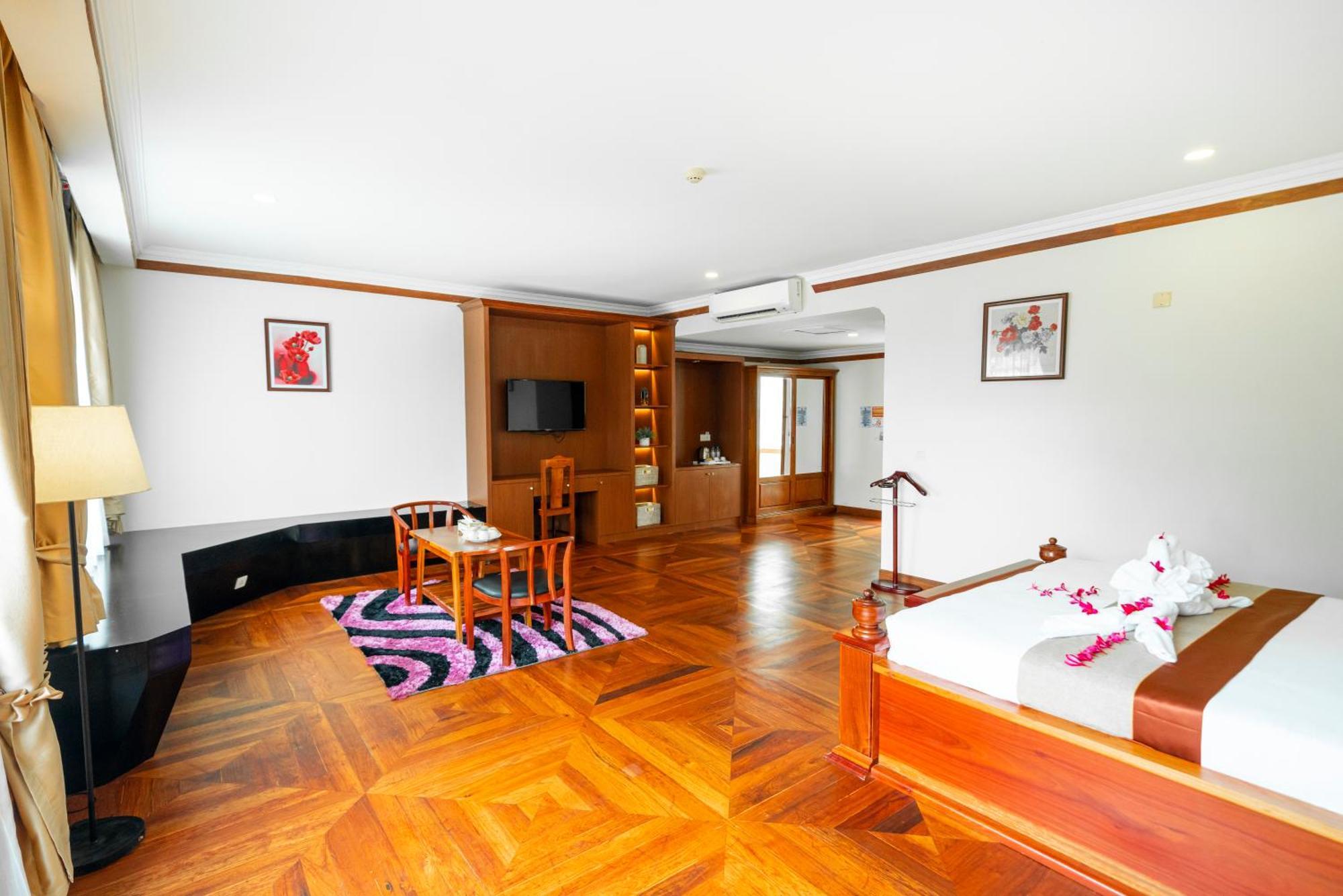 Pursat Riverside Hotel & Spa Exterior photo
