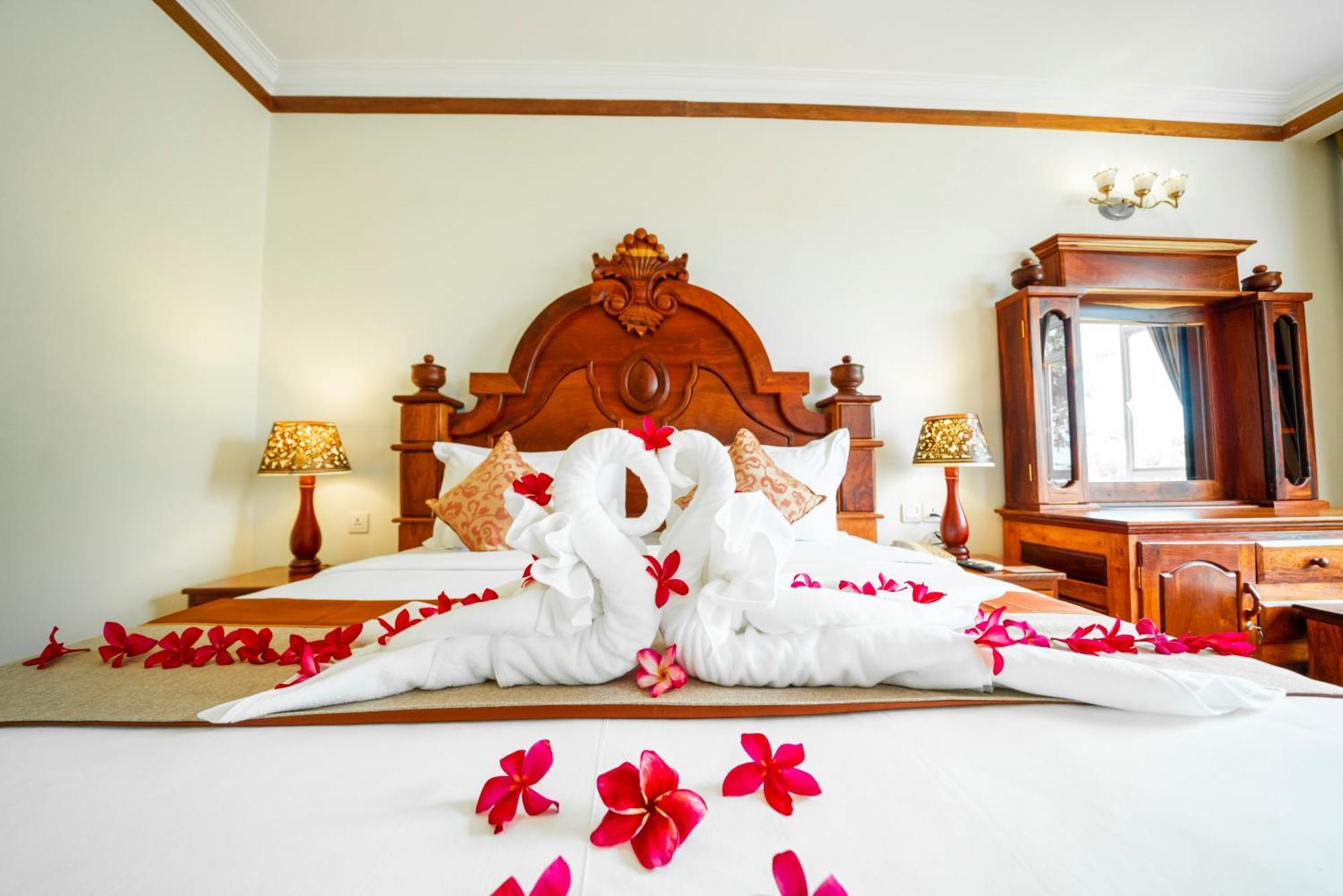 Pursat Riverside Hotel & Spa Exterior photo
